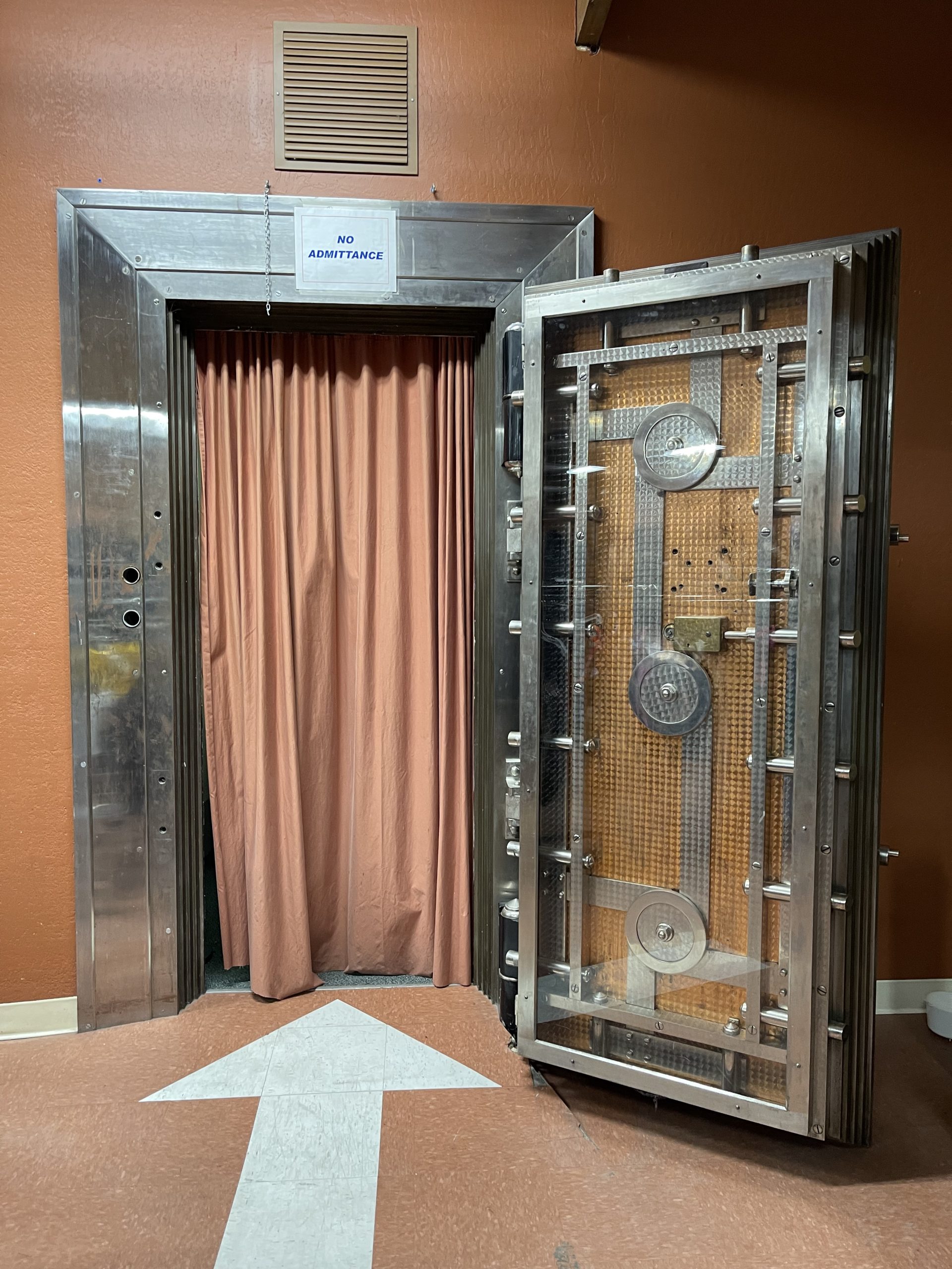 Porta massiccia di un caveau bancario a protezione dei depositi e delle riserve patrimoniali