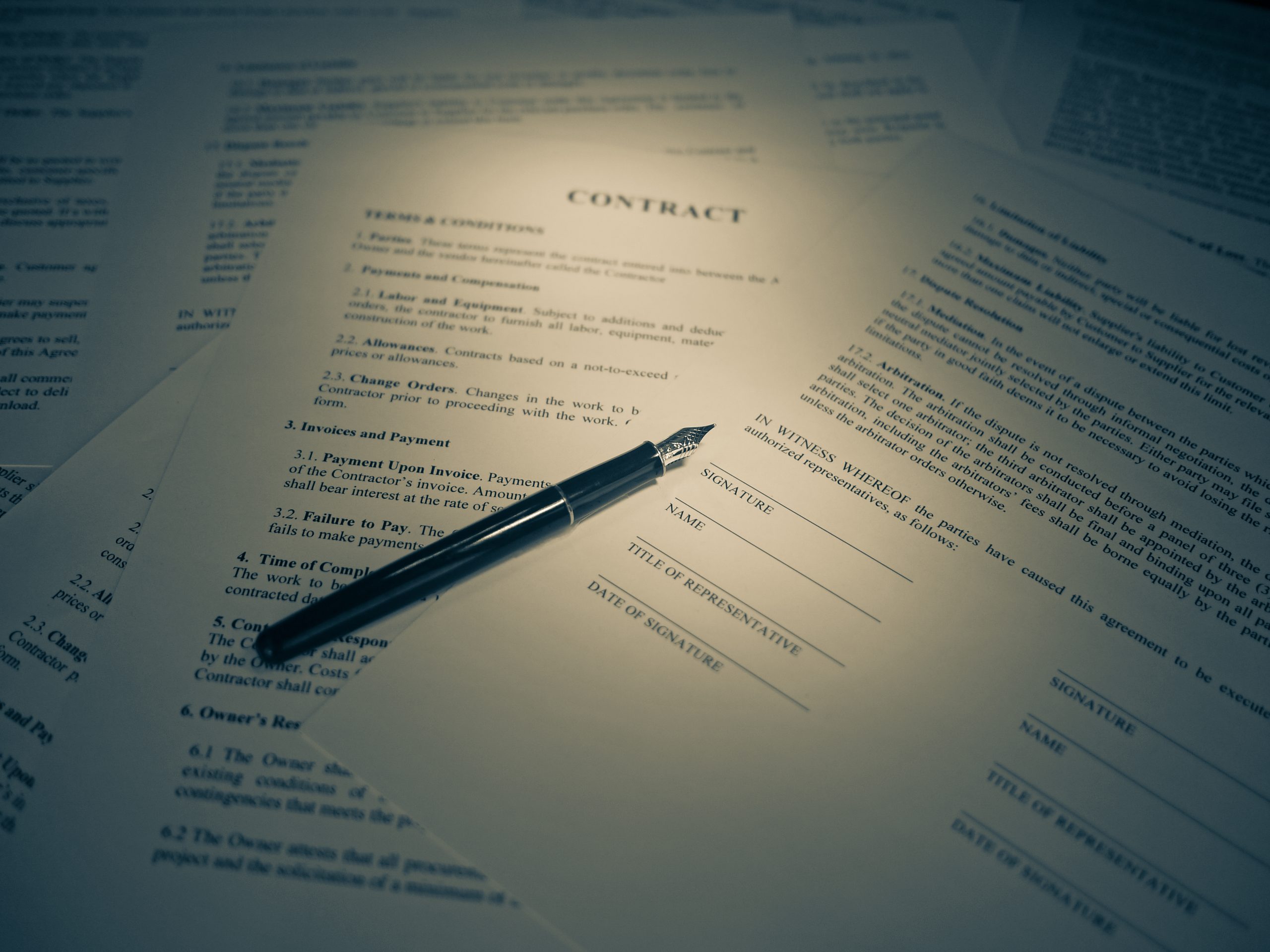 Firma di un contratto di mutuo e finanziamento bancario su documento ufficiale