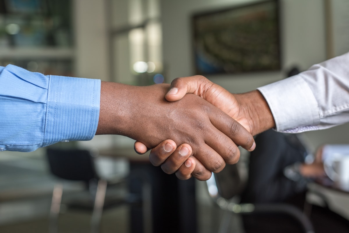 Firma dell accordo di aggregazione e fusione bancaria M&A