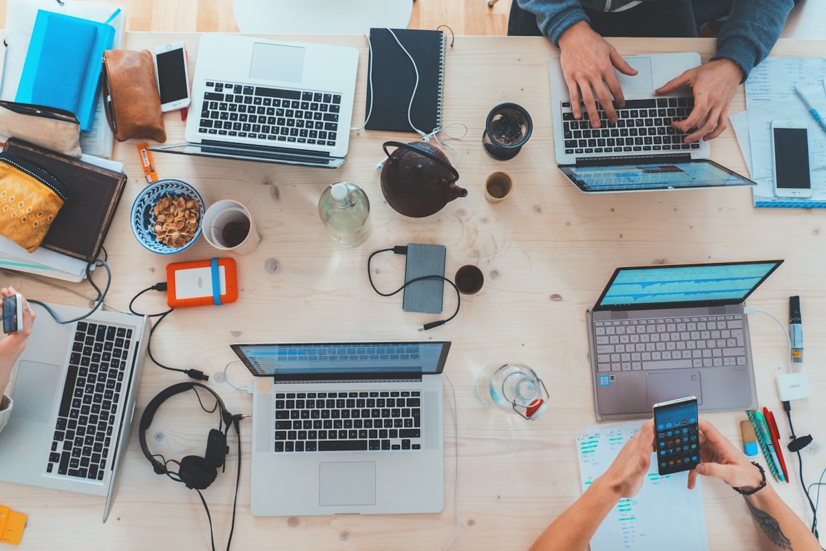 Investitore retail che gestisce il proprio piano di accumulo su notebook