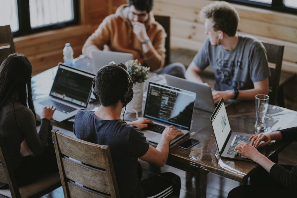 Mercato del lavoro e salari reali: l’evoluzione del potere d’acquisto in Italia Riunione di lavoro e professionisti in azienda a Milano