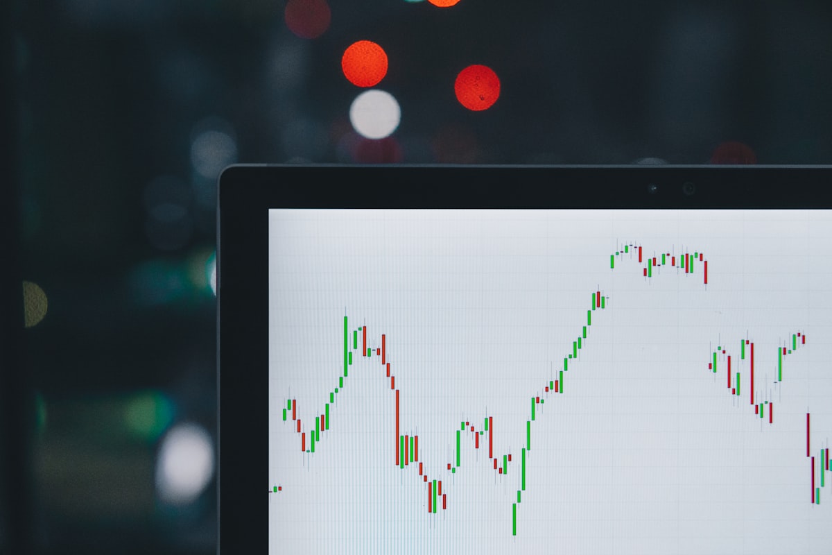 Operatori di mercato e analisti finanziari sui desk azionari