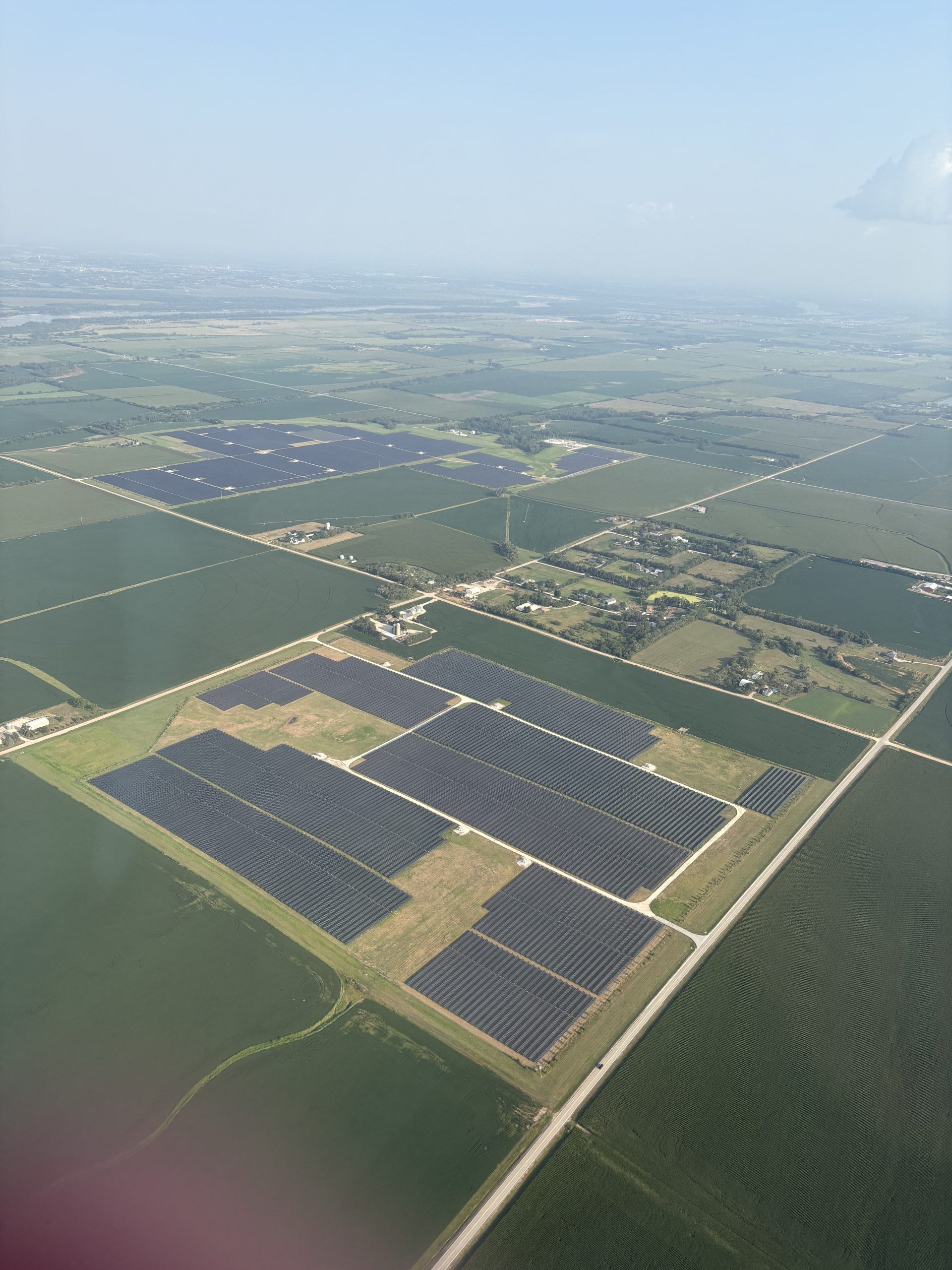 Distesa di pannelli solari fotovoltaici per la transizione energetica delle imprese