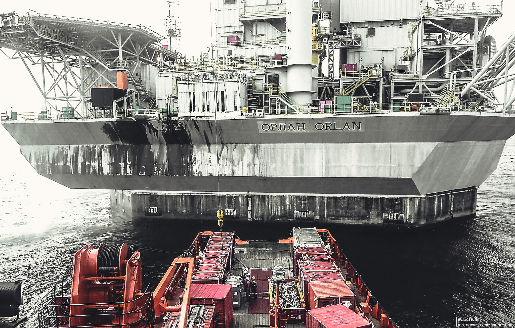 Piattaforma petrolifera per trivellazione ed estrazione di greggio ed energia in mare