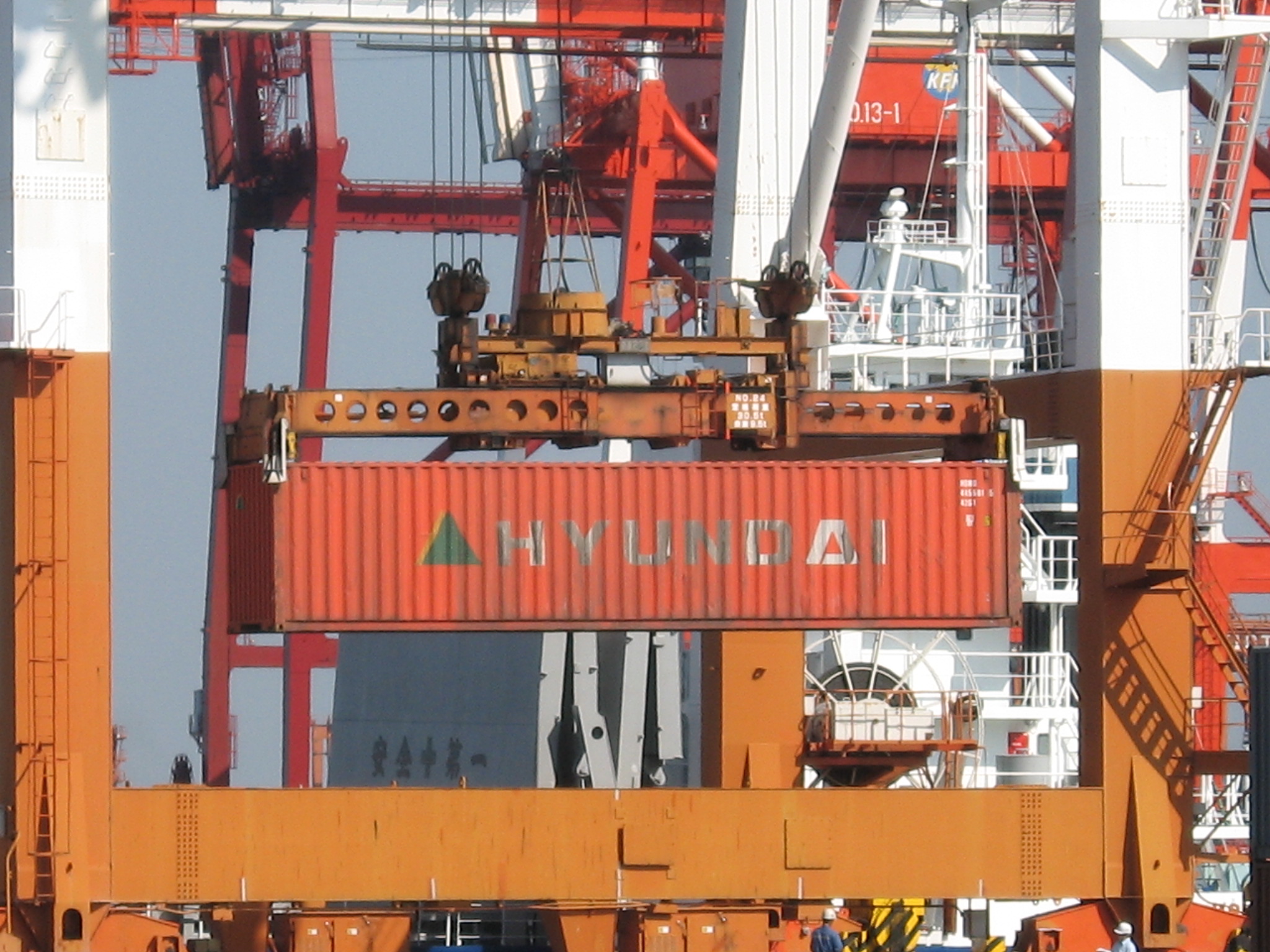 Logistica portuale con container e gru di carico per le esportazioni del manifatturiero italiano