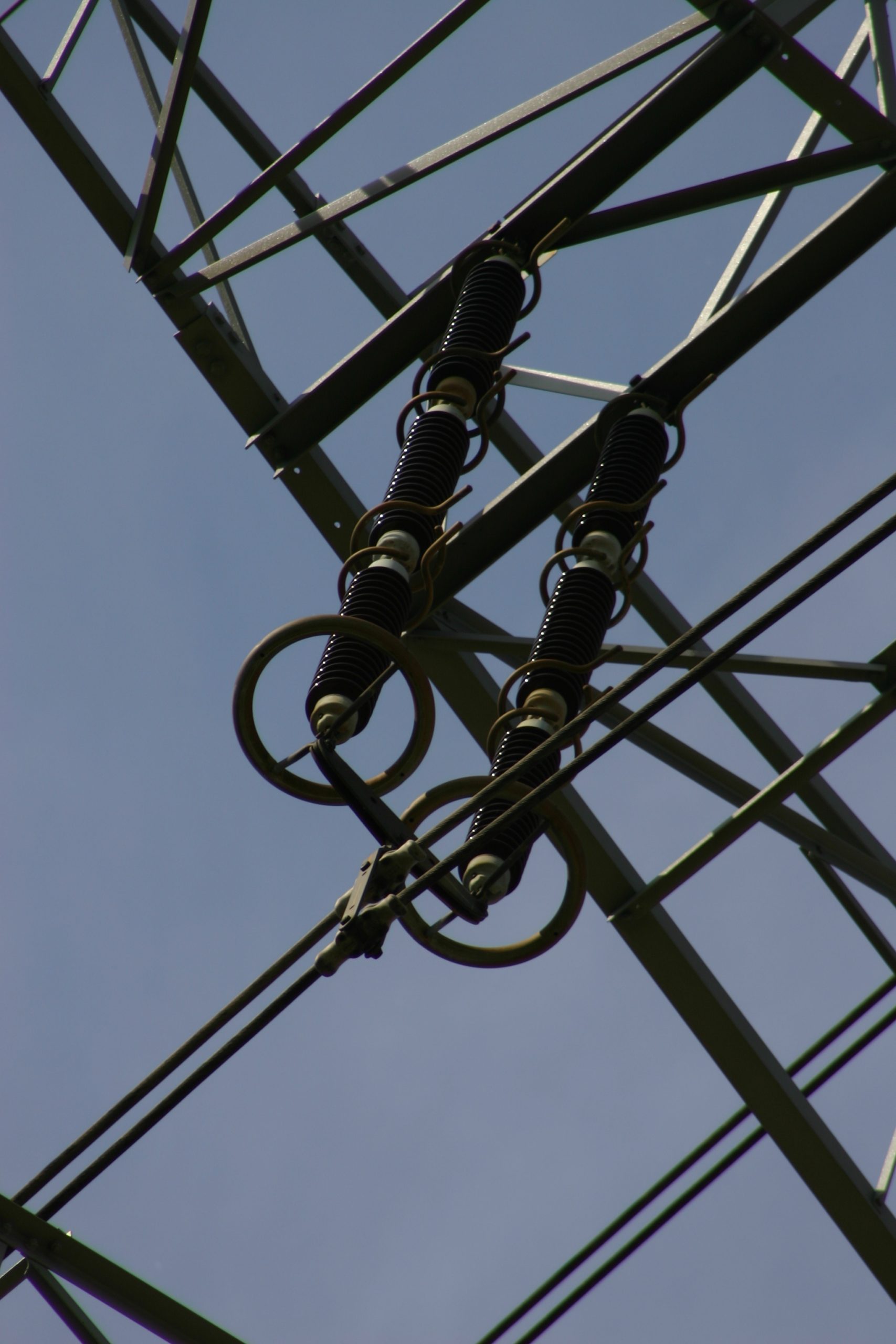 Infrastruttura di rete elettrica ad alta tensione con isolatori e cavi di trasmissione