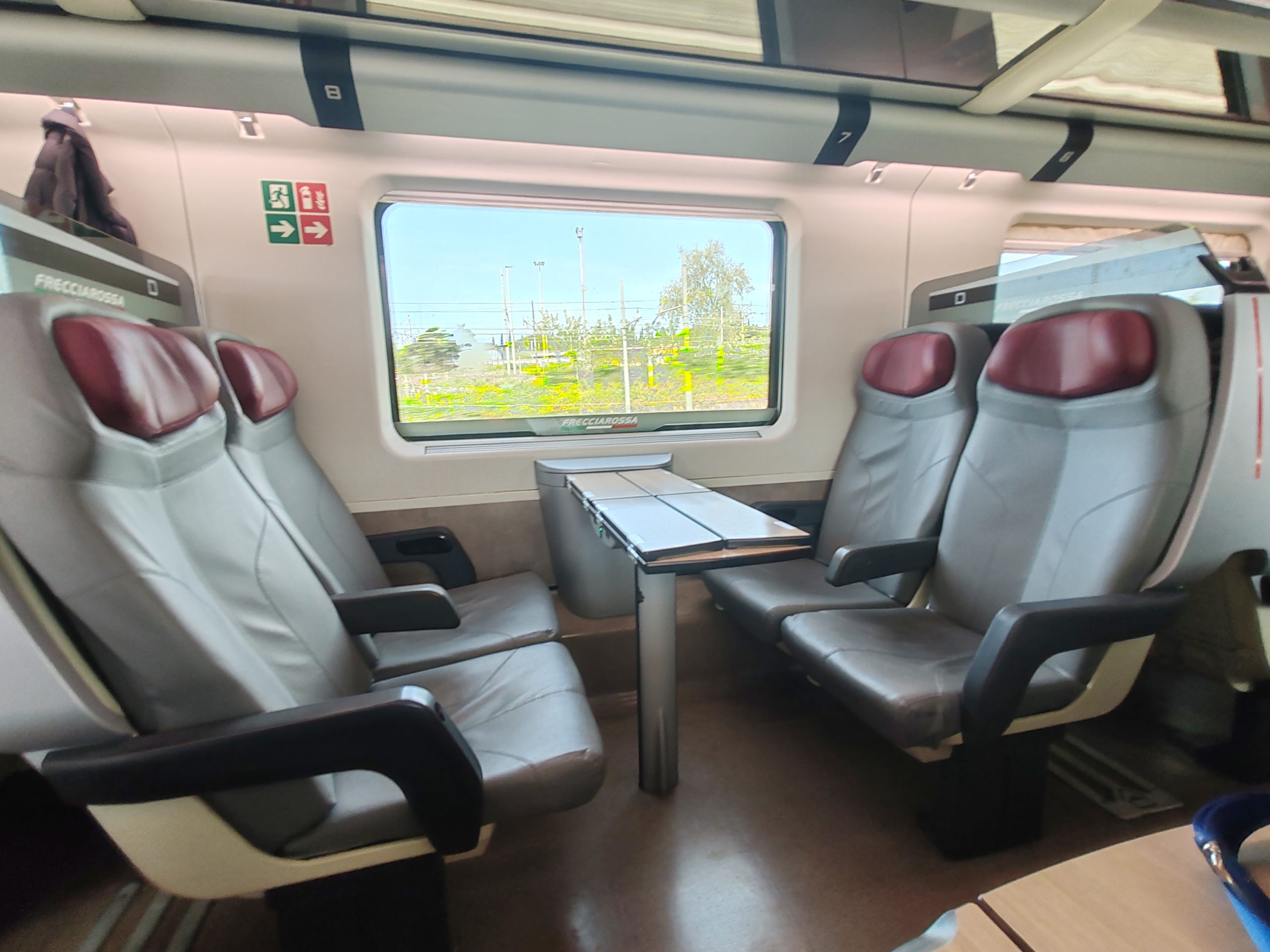 Vagone passeggeri di treno ad alta velocita Frecciarossa simbolo degli investimenti infrastrutturali PNRR